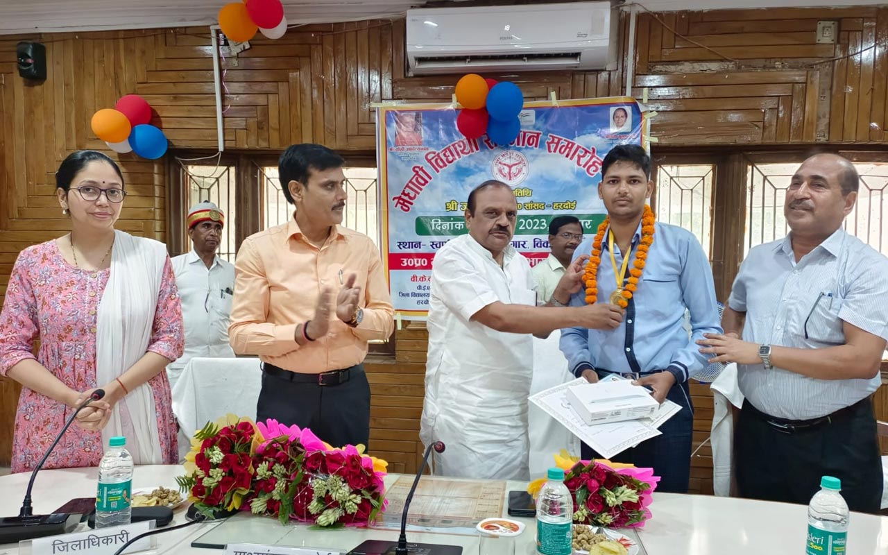 Students of High School and Intermediate of S. R. M Public School Sadarpur have brought glory to the name of the school by securing a place in the top ten list of state and district in Board Examination 2023.