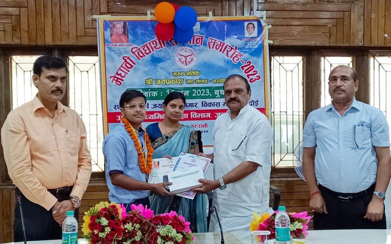 Students of High School and Intermediate of S. R. M Public School Sadarpur have brought glory to the name of the school by securing a place in the top ten list of state and district in Board Examination 2023.